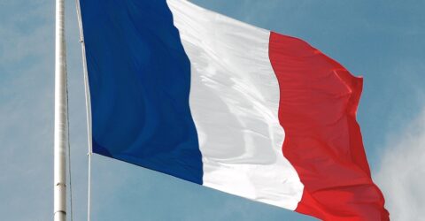 Drapeau français flottant